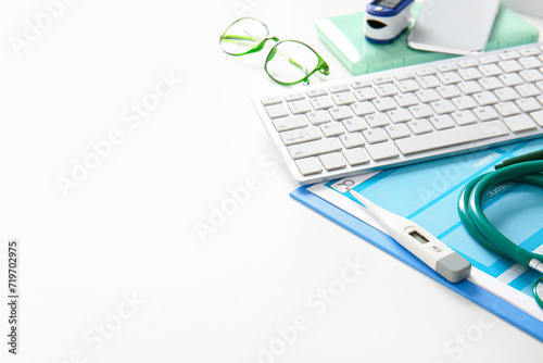 Computer keyboard with medi...