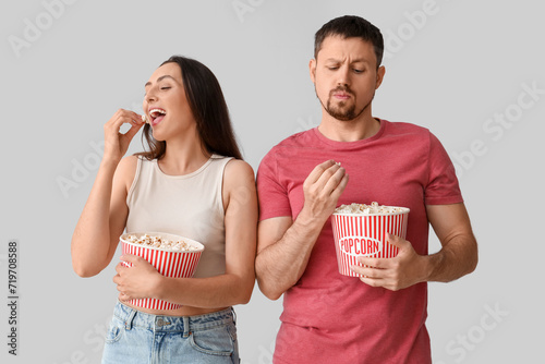 Happy young couple eating p...