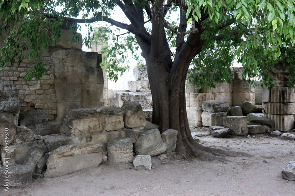 Steine und Säulen der Ruine des Römischen Theaters in Arles, Provence, Frankreich