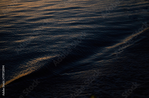 Obraz na płótnie Close-up minimal image of waves in dark blue lake water. w salonie