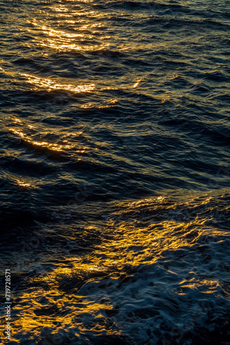 Obraz na płótnie Rippled water surface at the sea during golden hour sunset close up w salonie