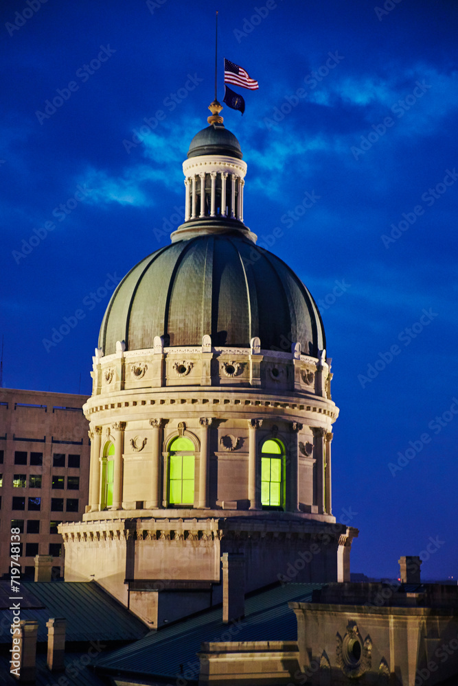 Obraz premium Grand Capitol Dome with American Flag at Twilight, Neoclassical Architecture