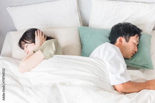 ベッドで夫のいびき・寝言で睡眠不足の妻（不眠・うるさい・ストレス・安眠妨害）
 photo