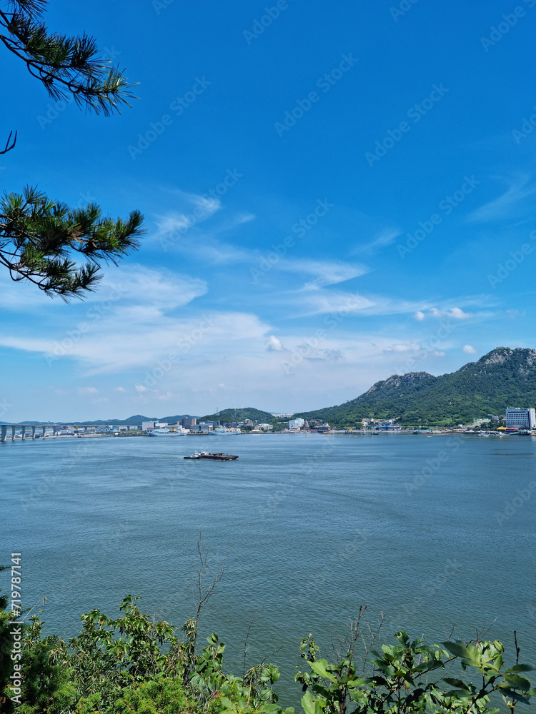 This is a seaside landscape with a view of the city.
This is a seaside landscape with a view of the city.