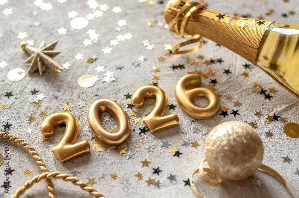  Golden 2026 new year numbers with confetti and champagne bottle Stock Bildidee 