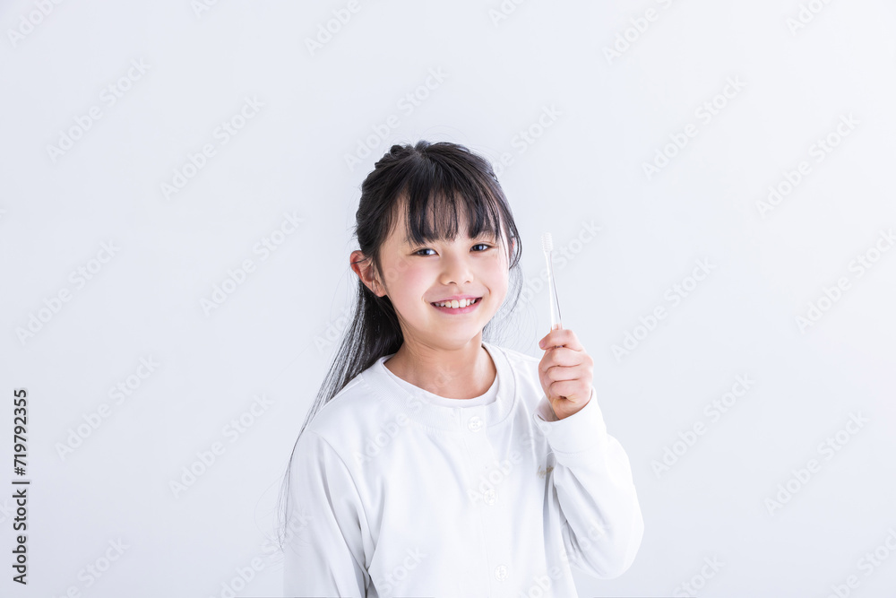 歯ブラシを持った笑顔の少女　girl with a toothbrush