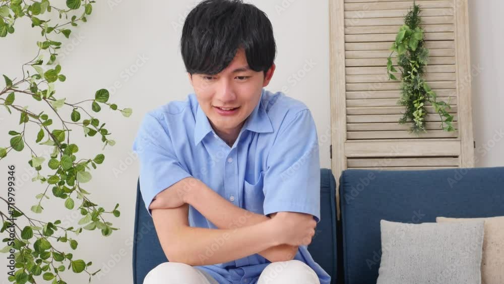 自宅で寒気がする男性