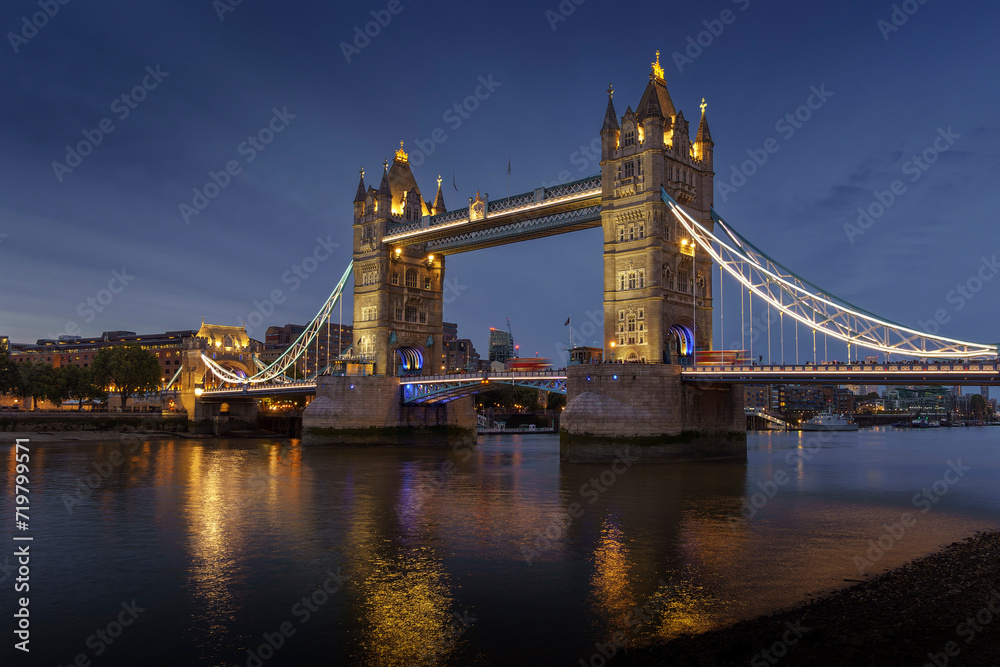 Obraz premium London tower bridge in the evening with bly Sky and Lights