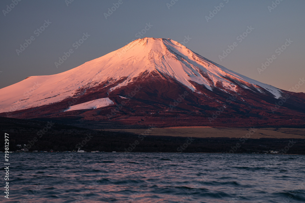 山中湖から夜明けの富士山