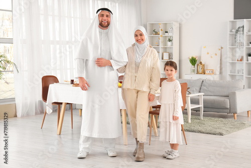 Canvas Print Little Muslim girl with her parents at home. Ramadan celebration