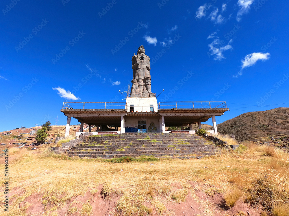 Obraz premium Observation deck with a monument to Pachacutec on a mountain in the Peruvian city of Cusco