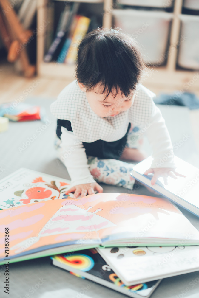 絵本で遊ぶ赤ちゃん 絵本で遊ぶ赤ちゃん