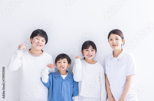 歯磨きをする子どもと歯科衛生士 child brushing teeth