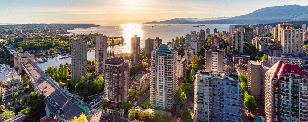 Obraz premium Downtown Vancouver Cityscape on West Coast of Pacific Ocean. Sunset. Aerial Panorama