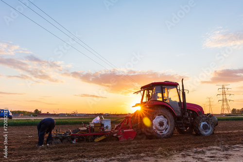 In the evening, farmers farm with tractors © zhengzaishanchu