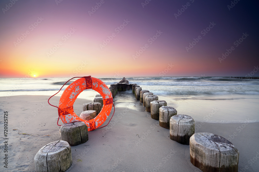 Rettungsring am Strand an der Ostsee