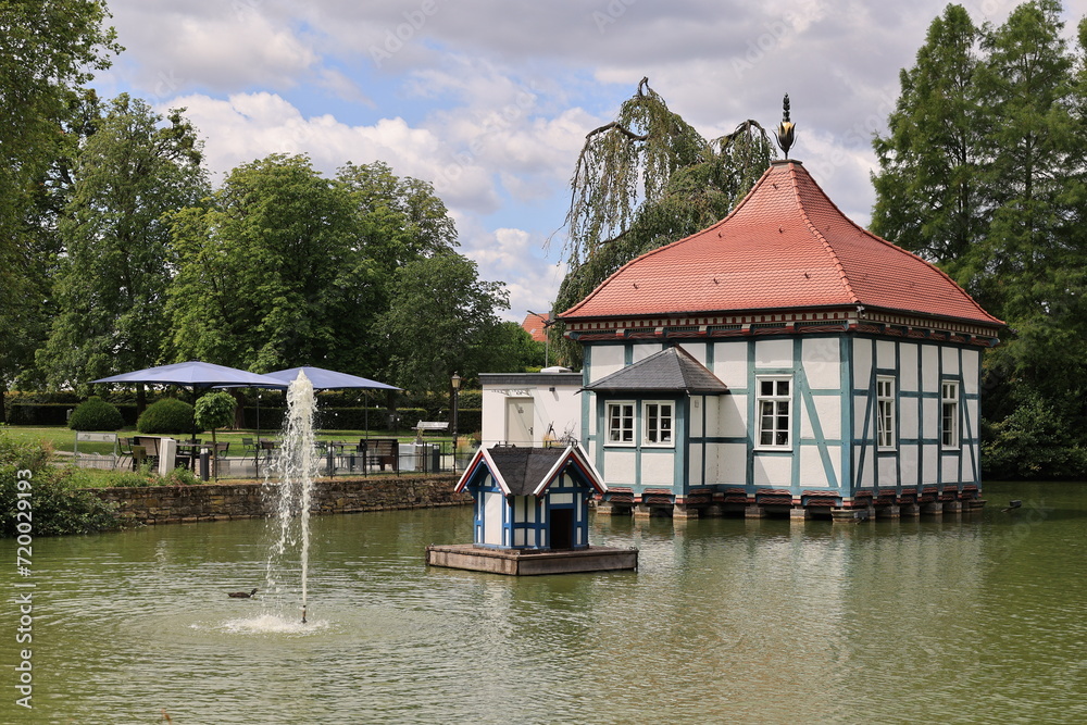 Fototapeta premium Blick in den Schlosspark im Zentrum von Stadthagen in Niedersachsen 