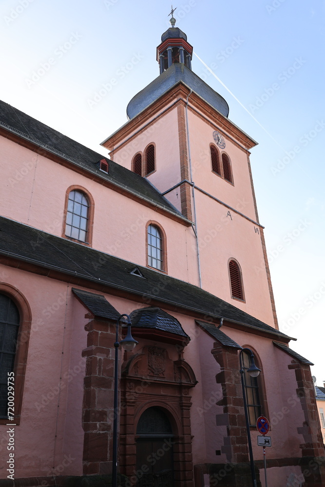 Blick auf die Katholische St. Markuskirche im Zentrum der Stadt Wittlich in Rheinland-Pfalz