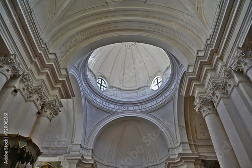 Ancona, interno della Chiesa del Santissimo Nome di Gesù - Marche