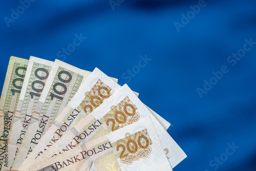 Izolowany plik banknotów na niebieskim tle 