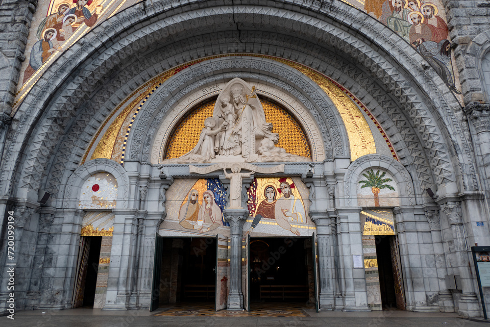 Guardiãs do divino umbral: As majestosas portas da catedral no Santuário de Lourdes em França