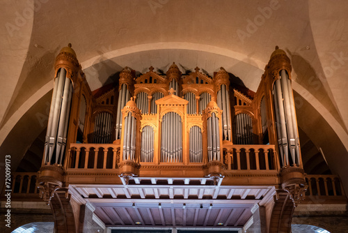 Explorando os encantos do órgão de tubos na Igreja paroquial de Lourdes, França photo