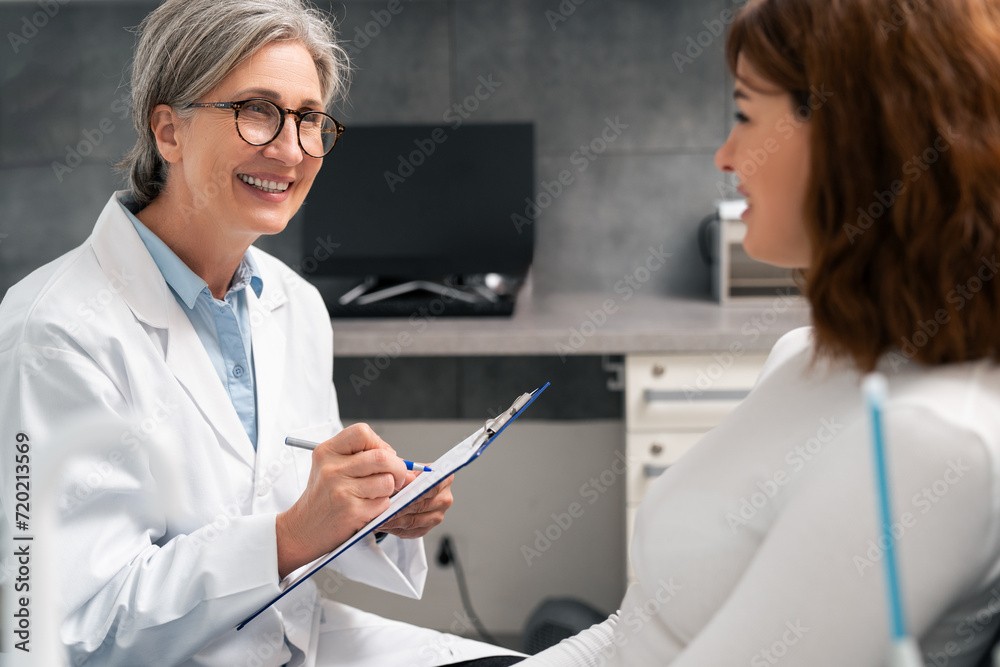 Consultation is taking place in the dentist's office. Consultation is taking place in the dentist's office.