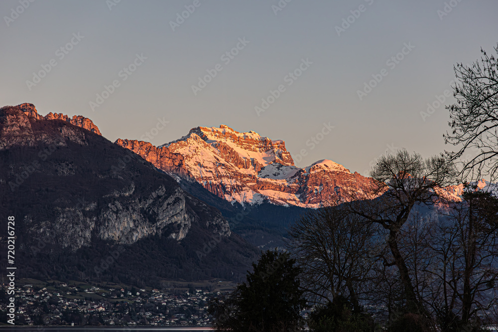 Couché de soleil sur la Tournette depuis Annecy, Haute-Savoie, France