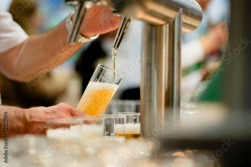 Fotografía Ein frisches Bier wird gezapft