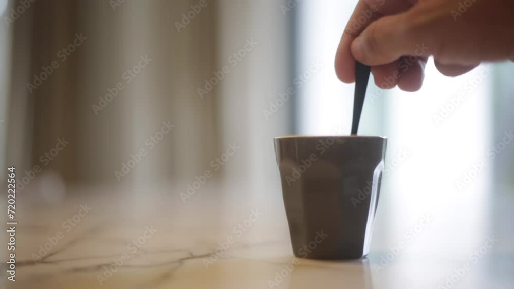 Agitando el cafe esspresso