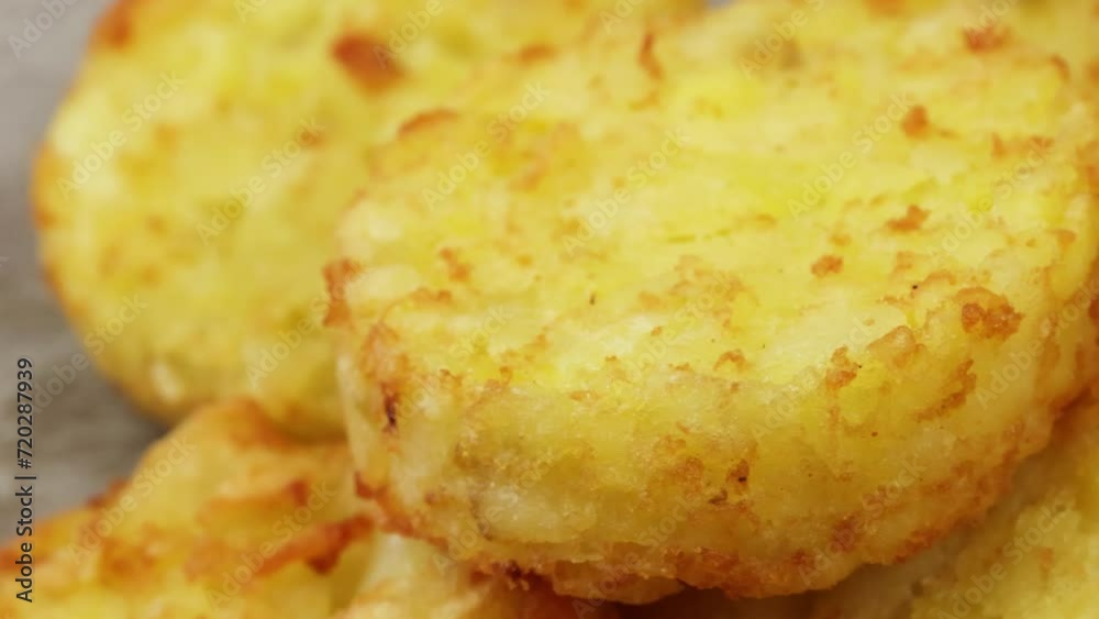 plusieurs rösti cuit, en gros plan, sur une planche à découper plusieurs rösti cuit, en gros plan, sur une planche à découper