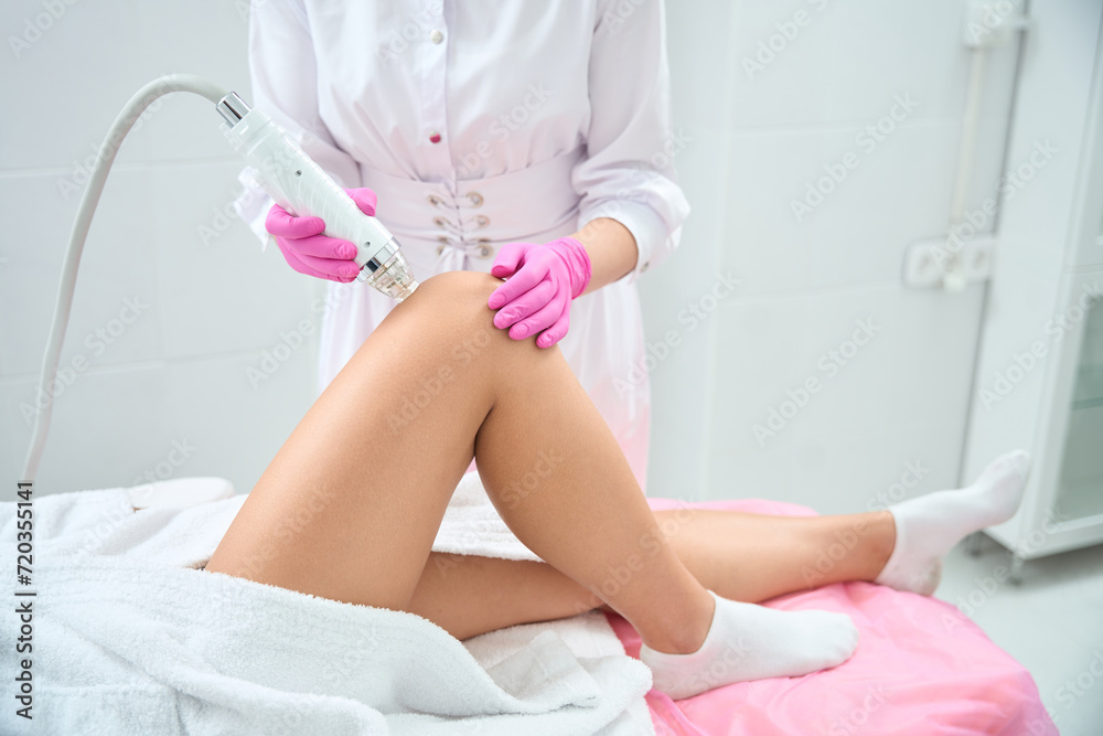 Obraz premium Body care procedure, lady working with customer in clinic