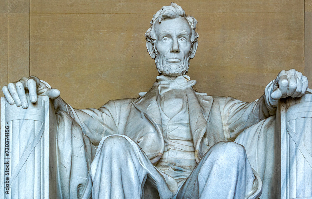 The famous Abraham Lincoln Memorial, better known as the Lincoln Memorial, is the white marble statue of the 16th American president, located on the National Mall in Washington DC (USA).