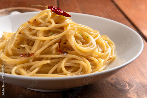 Piatto di deliziosi tipici spaghetti con aglio  olio e peperoncino  tradizionale e semplice ricetta di pasta italiana  cibo europeo 