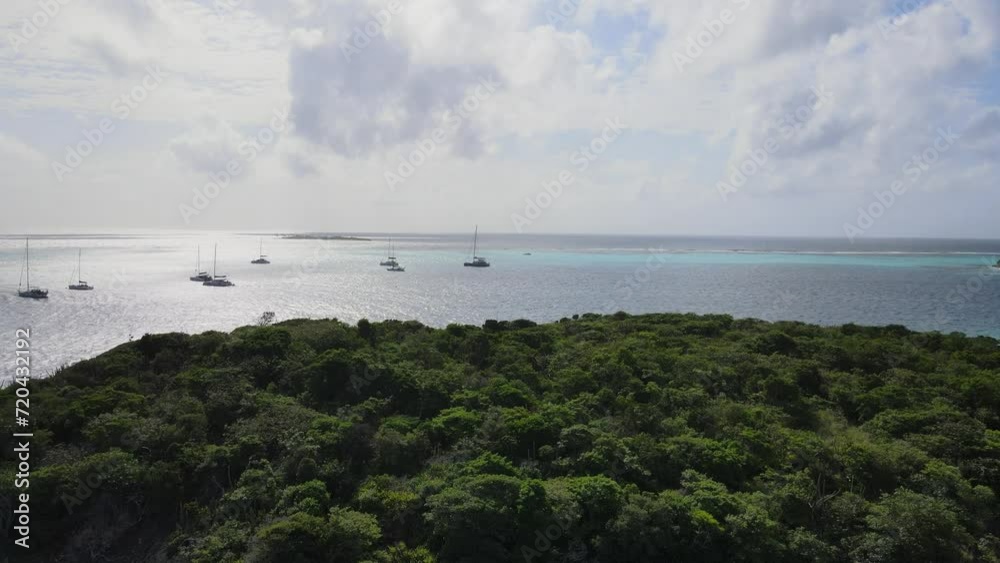 Plan de drone d'île déserte paradisiaque Plan de drone d'île déserte paradisiaque