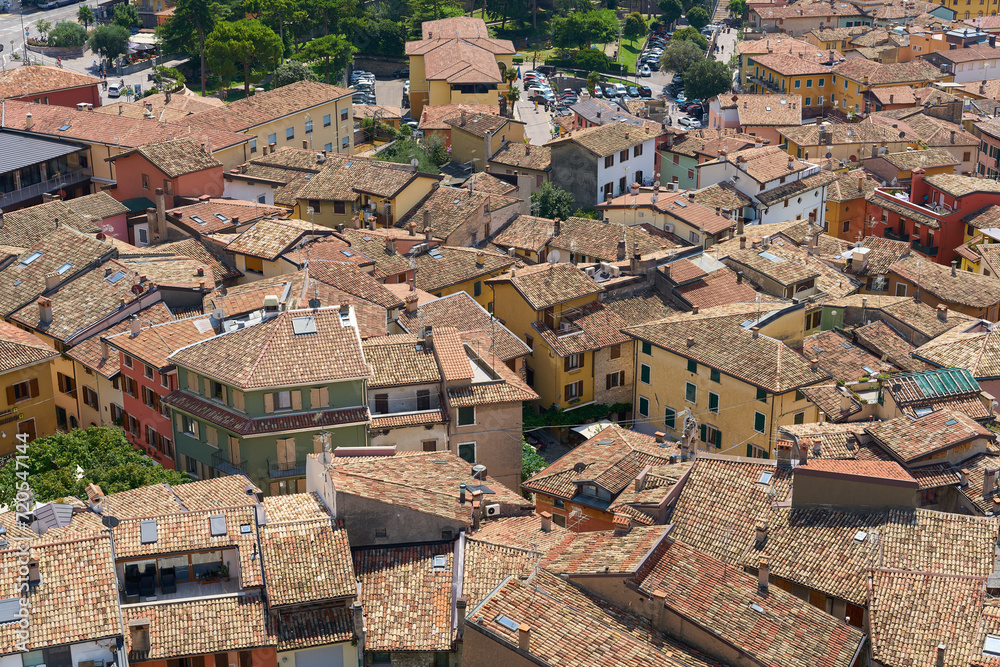 Blick über die Dächer der historischen Altstadt von Malcesine am Gardasee in Italien