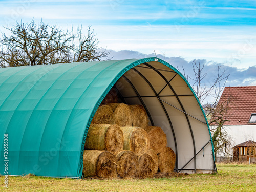 Stroh und Silageballen Lager in einem Unterstand photo