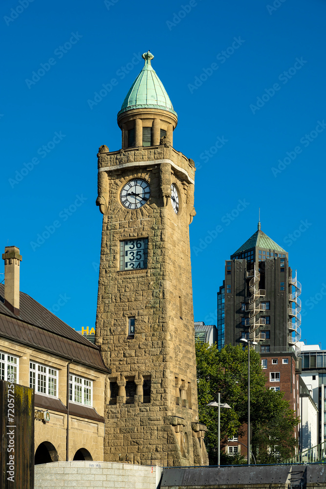Fototapeta premium Pegelturm und Hotel Hafen in Hamburg St. Pauli