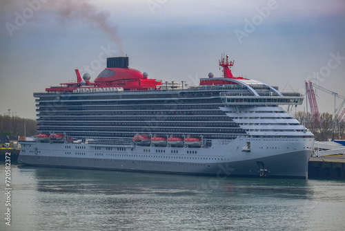Cruiseship cruise ship liner Scarlet Lady in port - Kreuzfahrtschiff Valiant Lady im Hafen © Tamme
