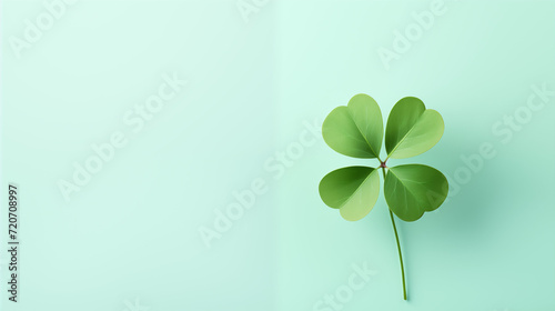 Imagen minimalista de un trébol de cuatro hojas sobre un fondo verde claro con espacio para meter texto