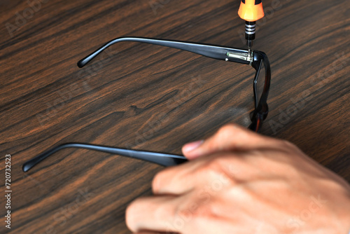 Destornillador de precisión usado para apretar la pata de unos lentes.
