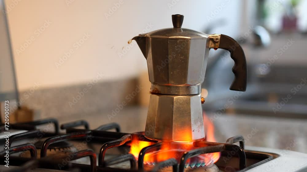 preparando cafe expreso de maquina derramando líquido cafetera italiana sobre estufa de gas