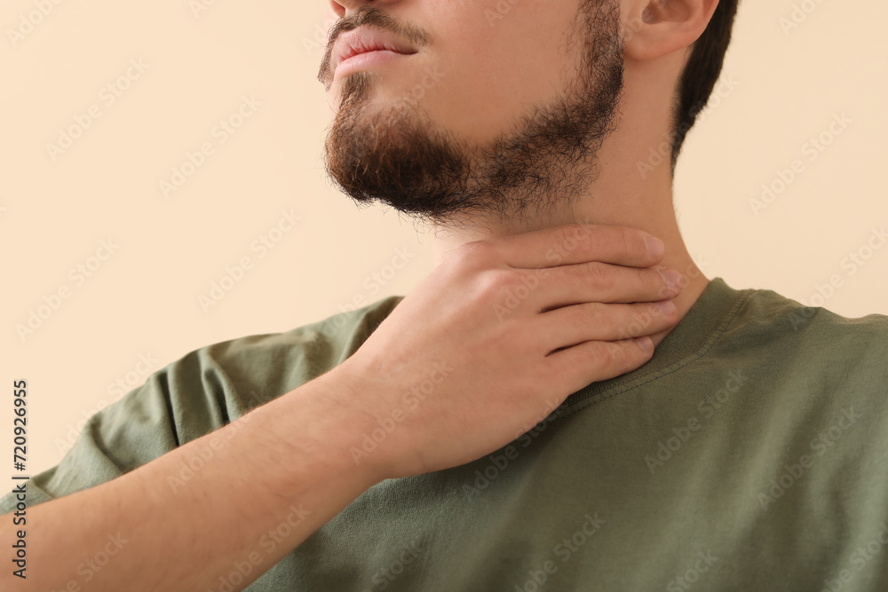 Obraz premium Young man with thyroid gland problem at home, closeup