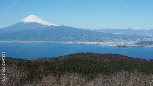 伊豆半島のだるま山高原から沼津・三島の街並みと富士山を望む