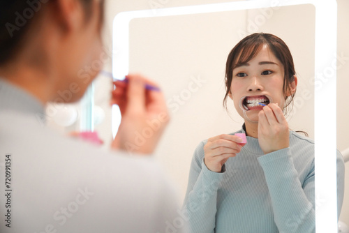 歯のホワイトニングをする女性 photo