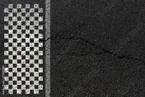 Damier blanc et noir sur asphalte  © Unclesam