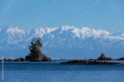Obraz na płótnie 雨晴海岸・女岩と立山連峰 w salonie