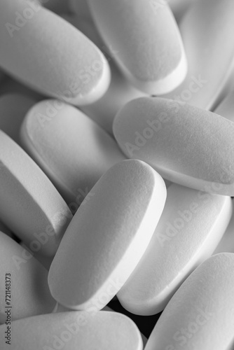 Białe tabletki rozsypane luzem zdjęcie makro