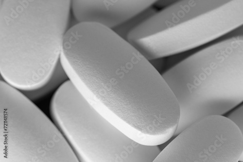 Białe tabletki rozsypane luzem zdjęcie makro