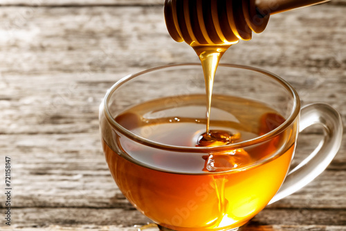 温かい紅茶に蜂蜜を入れる瞬間